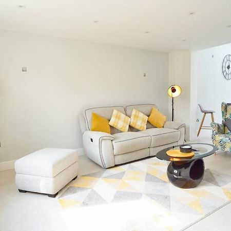 Home From Home - 4 Double Bed House With Parking Slough Buitenkant foto