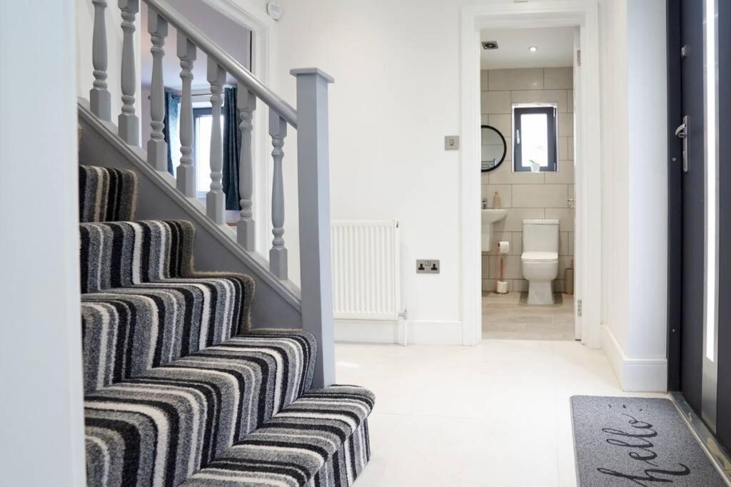 Home From Home - 4 Double Bed House With Parking Slough Buitenkant foto