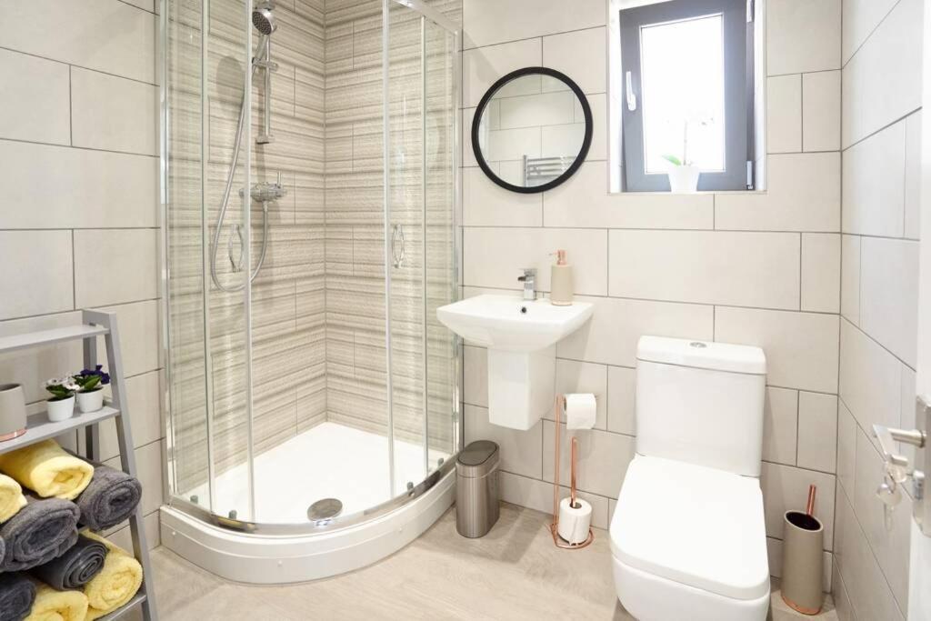 Home From Home - 4 Double Bed House With Parking Slough Buitenkant foto