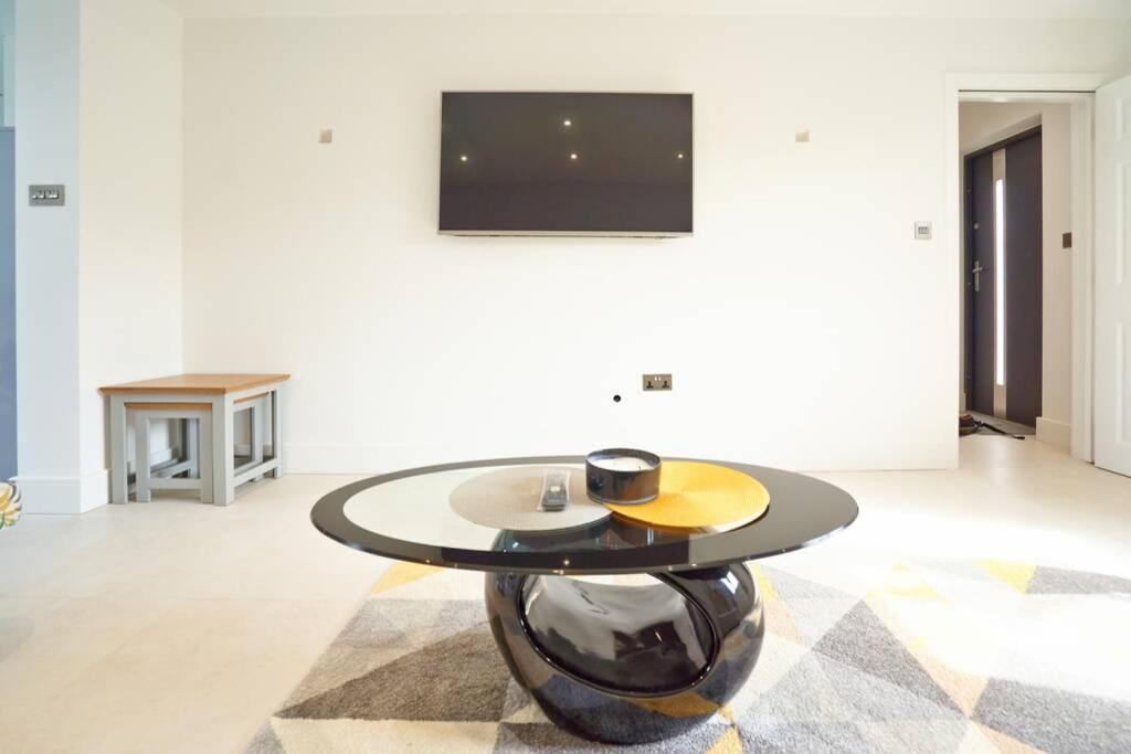 Home From Home - 4 Double Bed House With Parking Slough Buitenkant foto