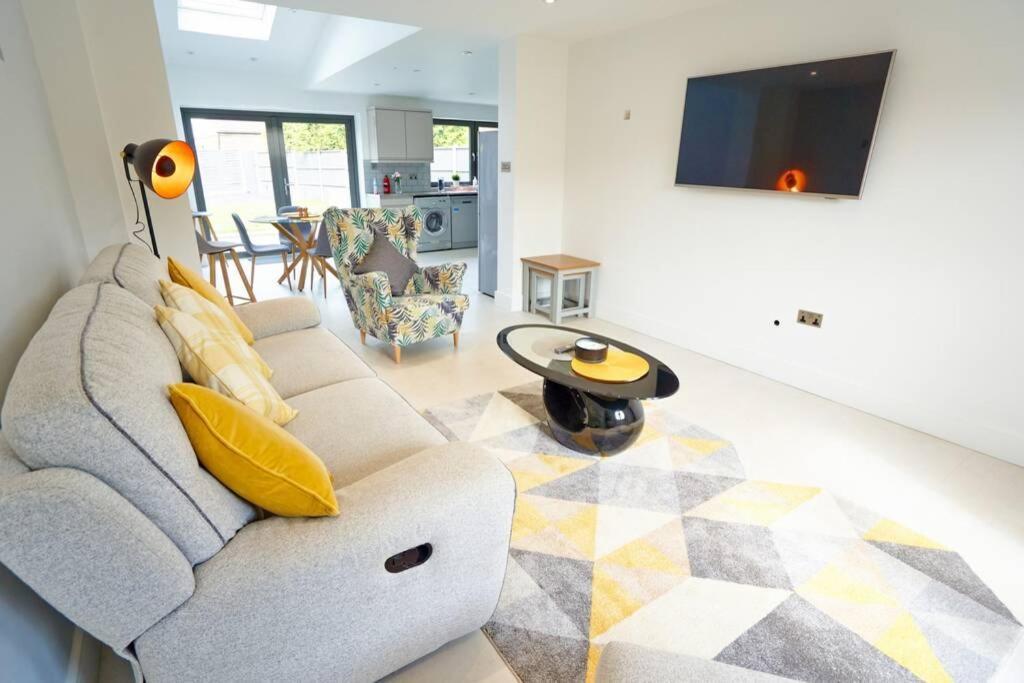 Home From Home - 4 Double Bed House With Parking Slough Buitenkant foto