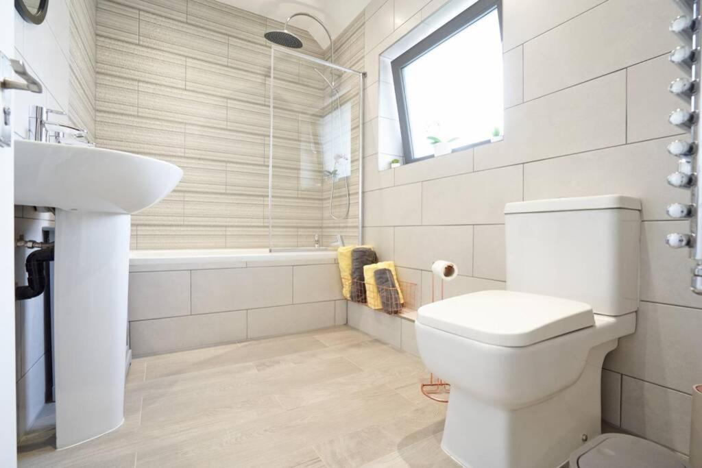 Home From Home - 4 Double Bed House With Parking Slough Buitenkant foto
