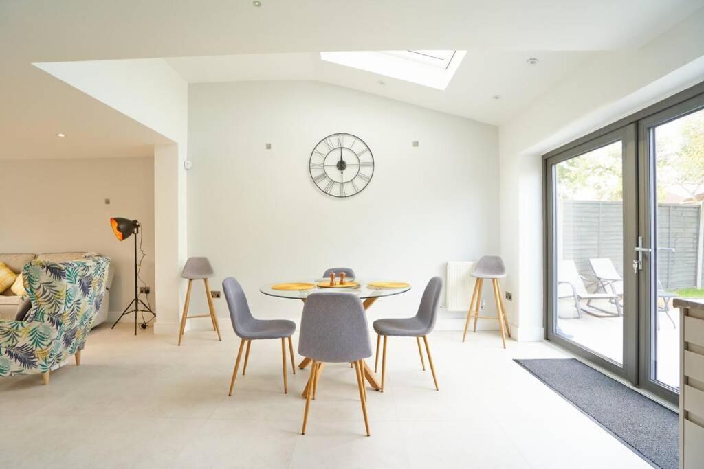 Home From Home - 4 Double Bed House With Parking Slough Buitenkant foto