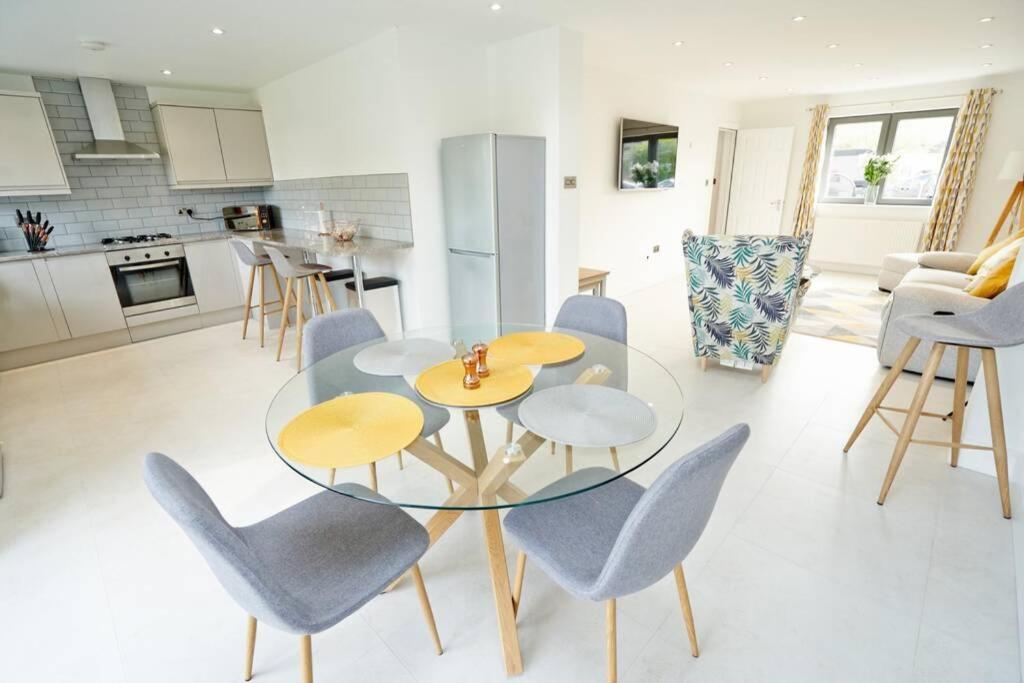 Home From Home - 4 Double Bed House With Parking Slough Buitenkant foto